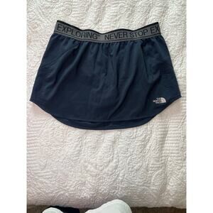 North Face women’s M navy Flash dry skort. Perfect for hiking casual outdoors